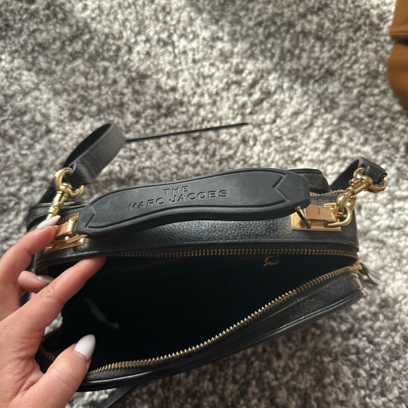 Marc Jacobs box bag. They don’t sell this specific bag anymore. Very chic - Picture 3 of 3